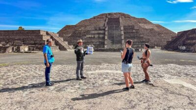 Mexico City: Teotihuacan, Tlatelolco & Guadalupe Shrine Tour - Meeting the bus in central Mexico City