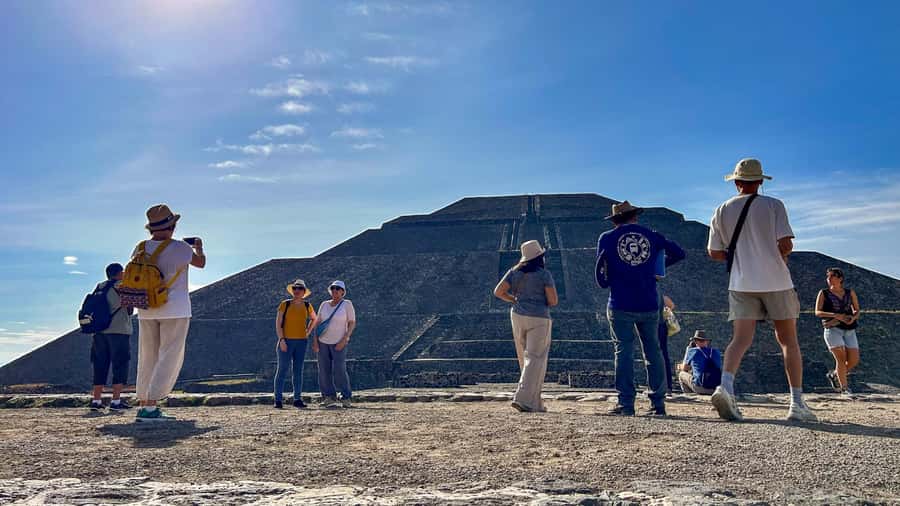 Mexico City: Teotihuacan, Tlatelolco & Guadalupe Shrine Tour - The Basilica of Guadalupe and a living place of faith
