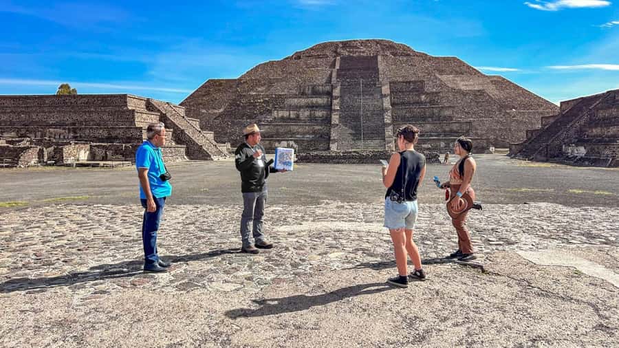 Mexico City: Teotihuacan, Tlatelolco & Guadalupe Shrine Tour - Meeting the bus in central Mexico City
