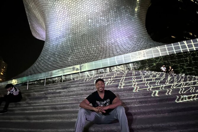 Night tour + tacos in Mexico City fully illuminated! - Why the private format matters
