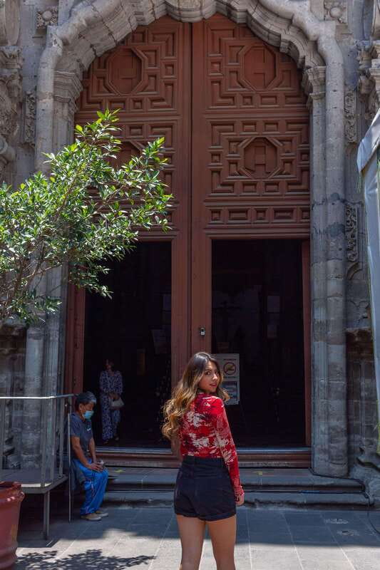 Poetry tour Mexico City - Casa de los Azulejos sets the tone