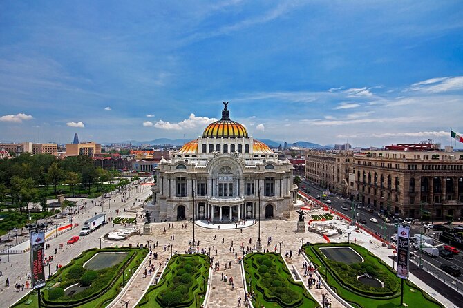 Private Street Food & Mural Art Tour in Mexico City - A mural before the meal