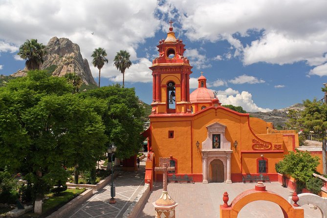 Private tour Freixenet Winery & Peña de Bernal - What private transport changes about the day