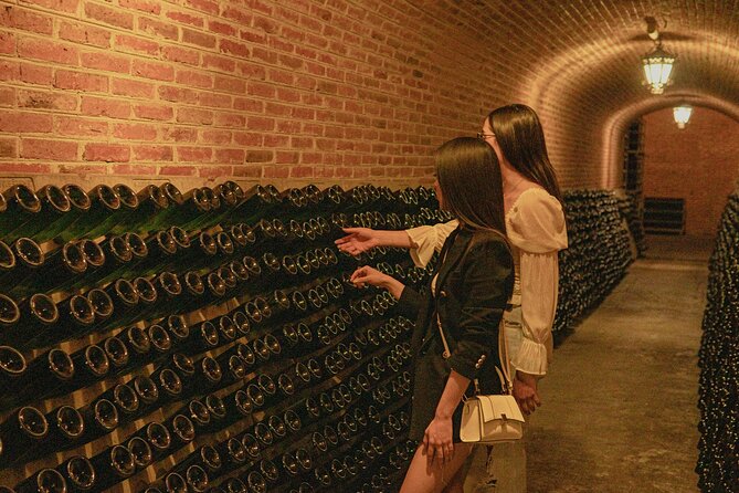 Private tour Freixenet Winery & Peña de Bernal - Walking through Bernal’s colonial streets