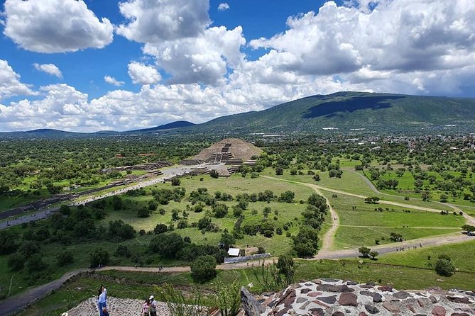 Private Tour of Pyramids of Teotihuacán and Basilica of Guadalupe - What the private guide adds
