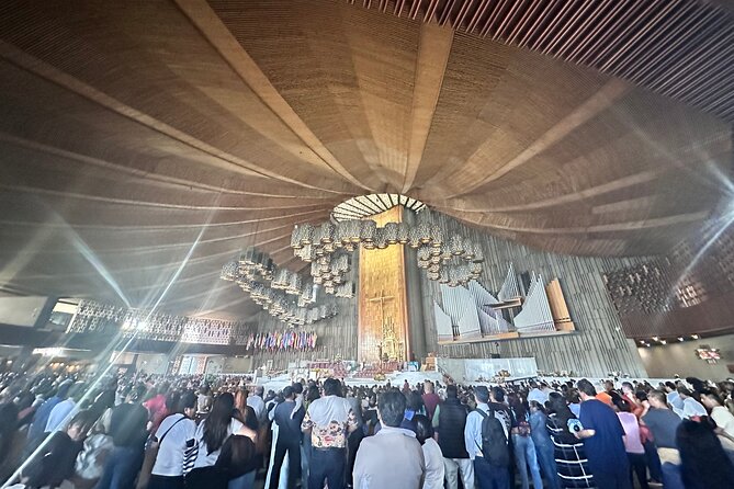 Private tour of the basilica of Guadalupe with Guadalupano museum - Walking up Tepeyac Hill