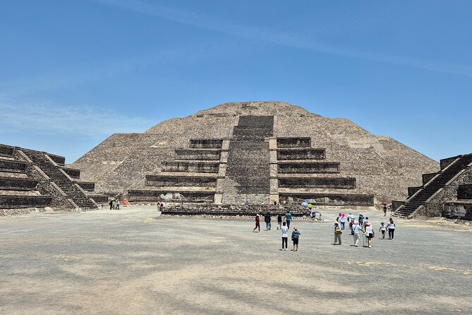 Private Tour Pyramids of Teotihuacán and Guadalupe Basilica up to 4 people - The guide can make or break the day