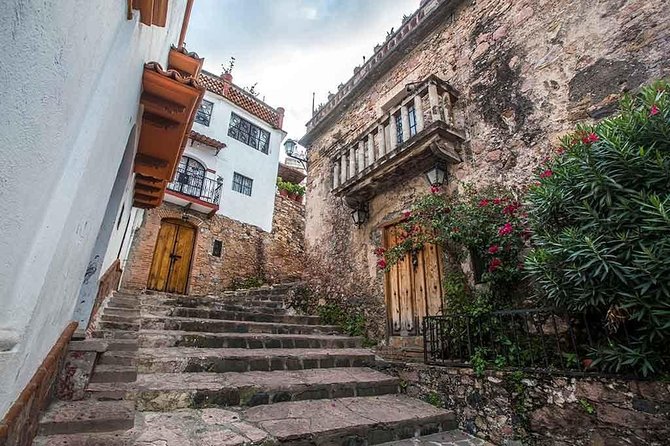 Private Tour: The Colonial Towns of Taxco and Cuernavaca from Mexico City - The road to Taxco and the shape of the town