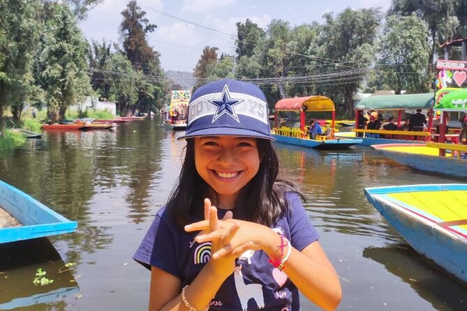 Private tour to the spooky Island of the Dolls in Xochimilco - Guide support and English-language service