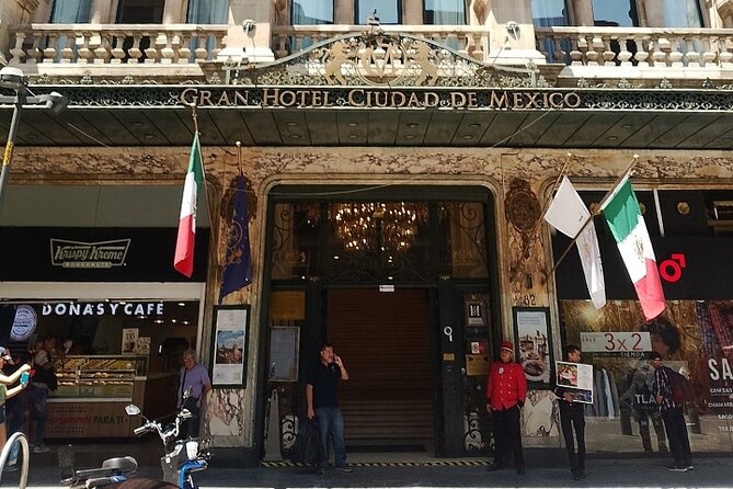 Private walk CDMX Historic Center + Museums + Tacos + Metro - Riding the Metro and eating tacos