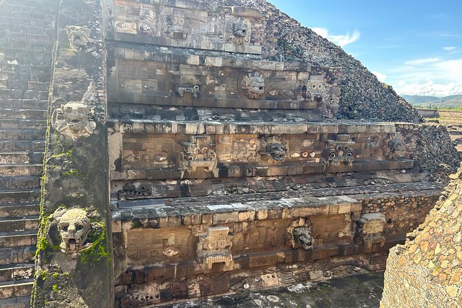 Pyramids of Teotihuacan and restaurant la Gruta (Original) - What the shared group format feels like