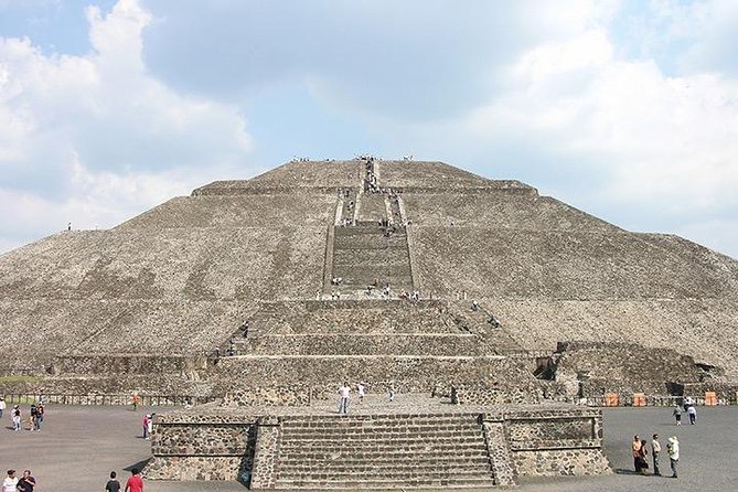Teotihuacan and Basilica of Guadalupe with mezcal, tequila & handcrafts - Agave, obsidian, and the craft stop