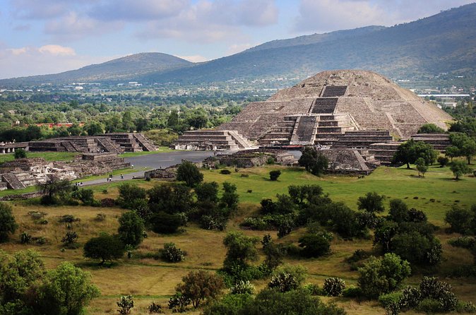 Teotihuacan & Basilica Guadalupe Tour with lunch - Lunch with a pyramid view, plus extra sales stops