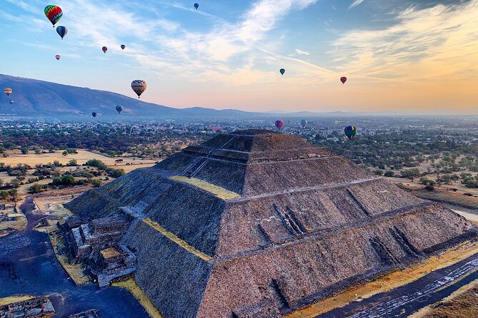 Teotihuacan Hot Air Balloon Flight from Mexico City / Volare - Boarding a basket with up to 16 passengers