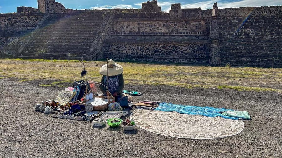 Teotihuacan Pyramids: Guided Tour with Entry Ticket Included - Meeting the guide at Gate 1