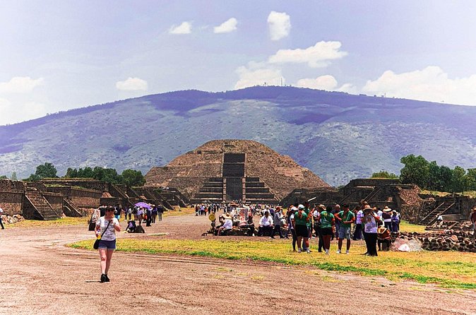 Teotihuacán Pyramids Tour, Guadalupe Sanctuary and 3 cultures - Lunch in San Martín, with time rather than a fixed meal