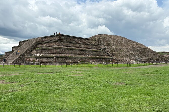 Teotihuacan Pyramids VIP Tour without Commercial Stops - Guides, group size, and the human side of the tour