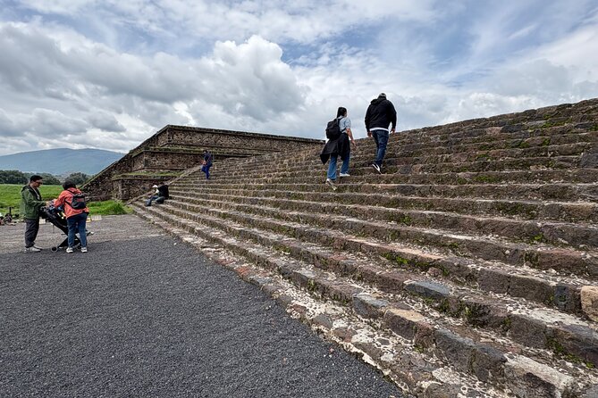 Teotihuacan Pyramids VIP Tour without Commercial Stops - Transport, comfort, and the return to Mexico City