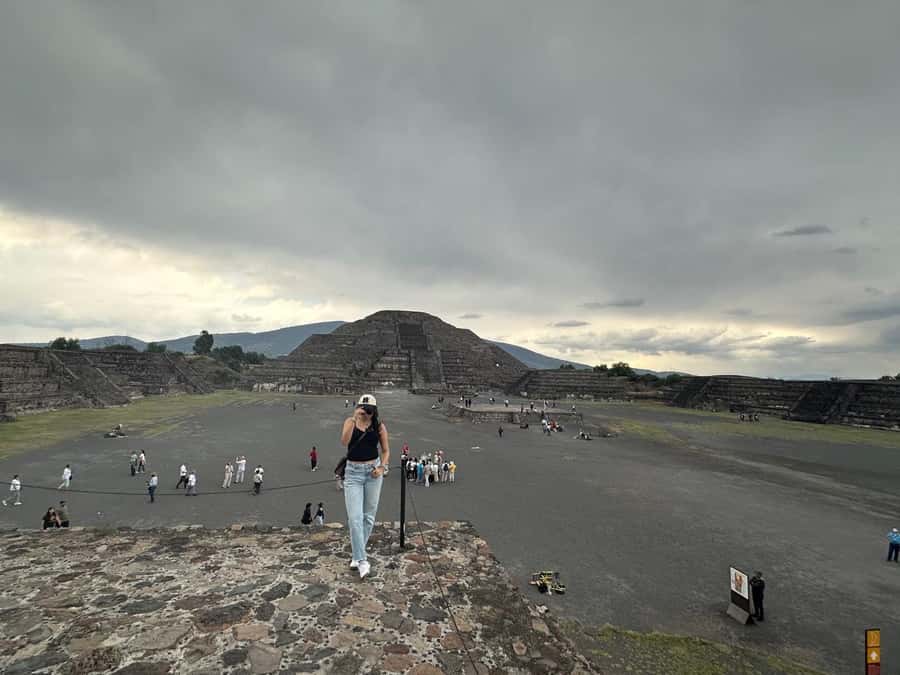 Teotihuacan VIP: Tour of the pyramids and Basilica of Guadalupe, tourist areas - Standing beneath the Pyramid of the Sun