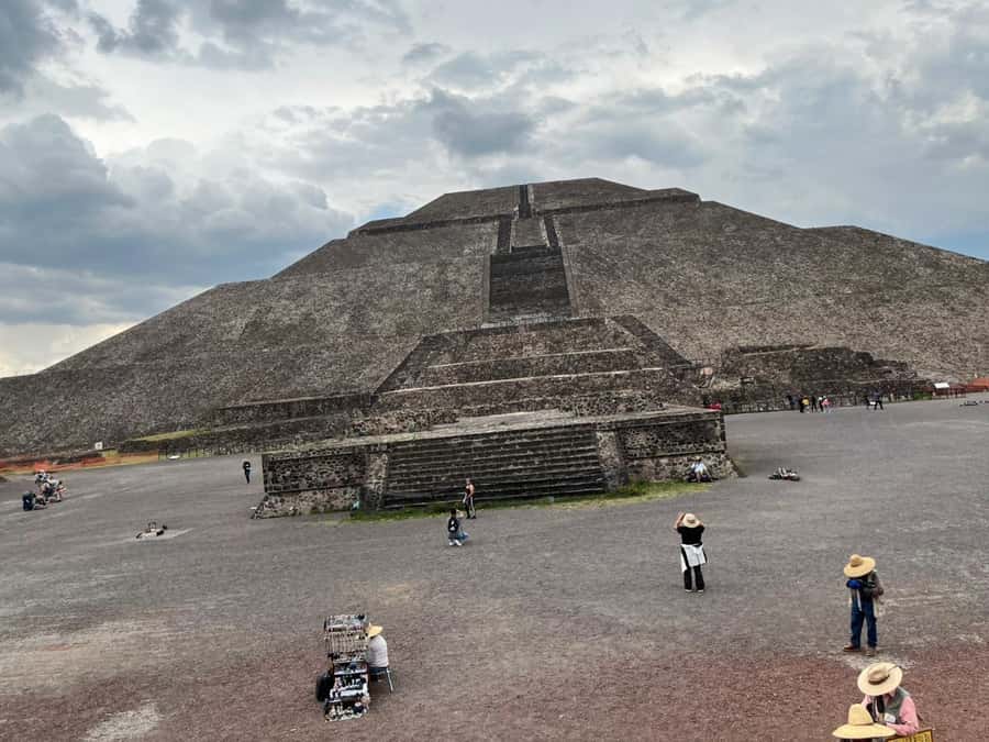 Teotihuacan VIP: Tour of the pyramids and Basilica of Guadalupe, tourist areas - House of Cultures, crafts, and local tasting