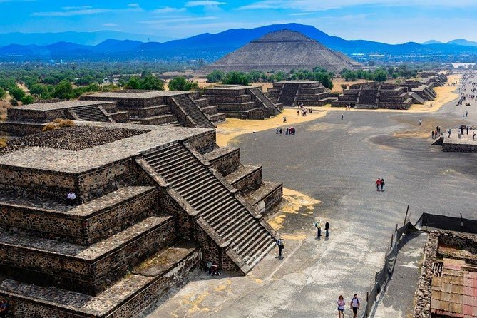 TEOTIHUACAN with a certified local guide -PRIVATE & SHARED OPTION - Walking the Avenue of the Dead and the great pyramids