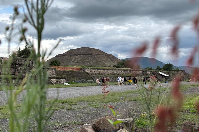 Teotihuacan without obligatory stops. No shops or restaurants. - The Pyramid of the Sun and Pyramid of the Moon