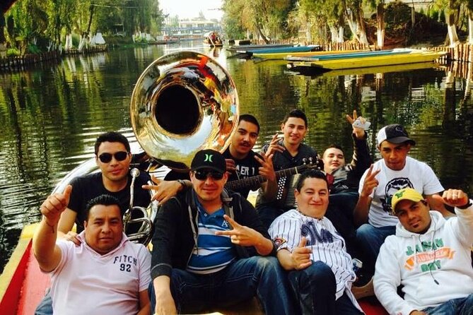 The best walk in Xochimilco - Greenhouses, restaurants, and crafts