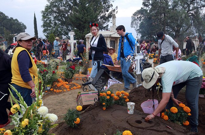 The real "Dia de muertos" tour in Mixquic + secret cemetery - The guides can shape the entire day