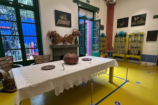 Ticket Museum Frida Kahlo and tasting in Coyoacan Market - Choosing between transport, meeting point, and e-ticket