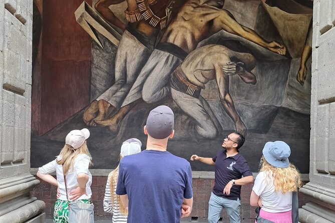 Tour history of Muralism in Mexico - Abelardo L. Rodríguez Market: murals beside daily work