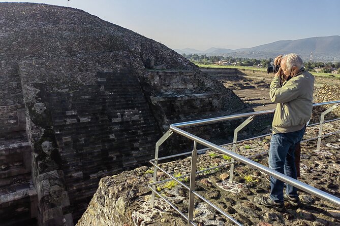 Tour to Teotihuacan from CDMX with entrances included - Quetzalpapálotl shows the city behind the monuments