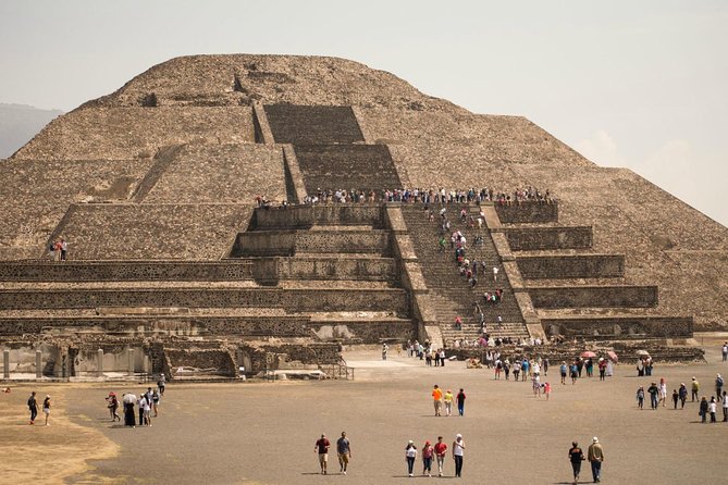 Tour to the Pyramids of Teotihuacán and Basilica of Guadalupe - Three Cultures Square: a short stop with a large story