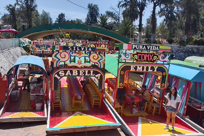 Tour to Xochimilco and Coyoacan and Frida Khalo - What this seven-hour Mexico City tour is trying to do