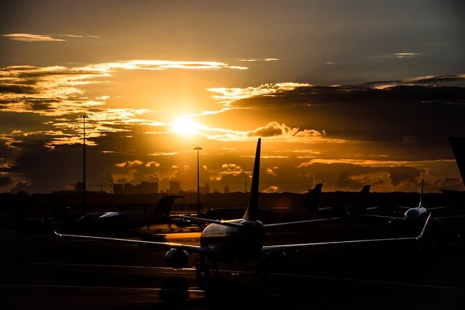 Transfer & assistance one-way from/to Mexico City Airport/hotel - Arriving outside customs at Benito Juárez Airport