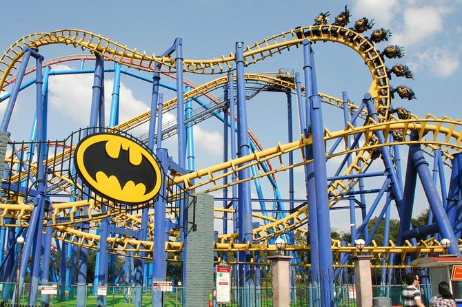 Transportation and access to Six Flags amusement park - Handling queues and the Flash Pass decision