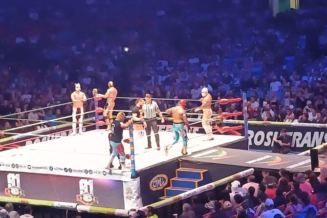 Wrestling + Tacos and Mezcal the best Experience - What the wrestling show feels like from the stands