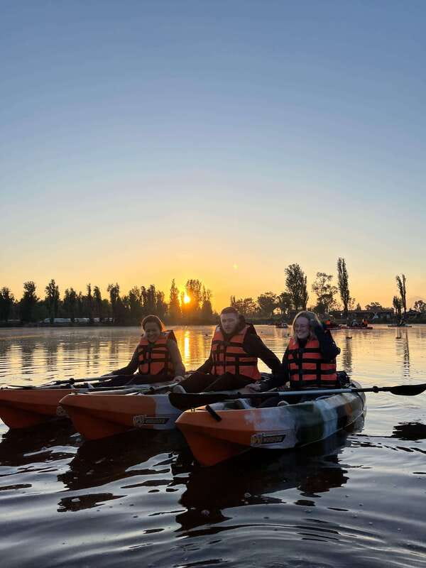 Xochimilco: amanecer en kayak Ciudad de México - Meeting at the soccer club