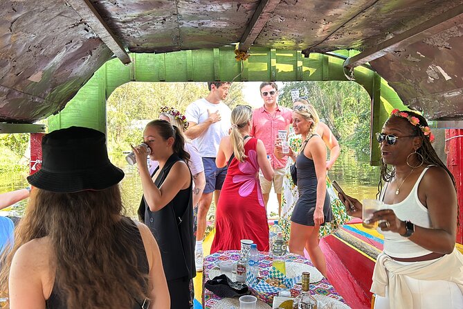 Xochimilco BOAT LIGHT PARTY WITH 1 DRINK AND 4 TAQUITOES + 18 - Group size and the social atmosphere