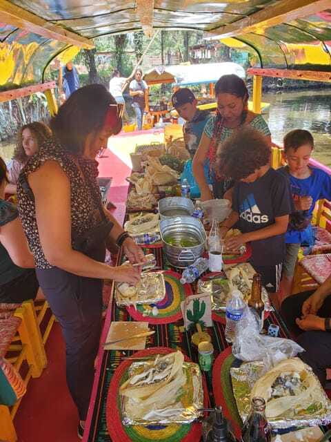 Xochimilco: Market, Food and Nature ¡All included! Tour - Eating tlapique and raising a Torito