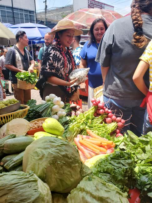 Xochimilco: Market, Food and Nature ¡All included! Tour - Shopping for tlapique in the Xochimilco market
